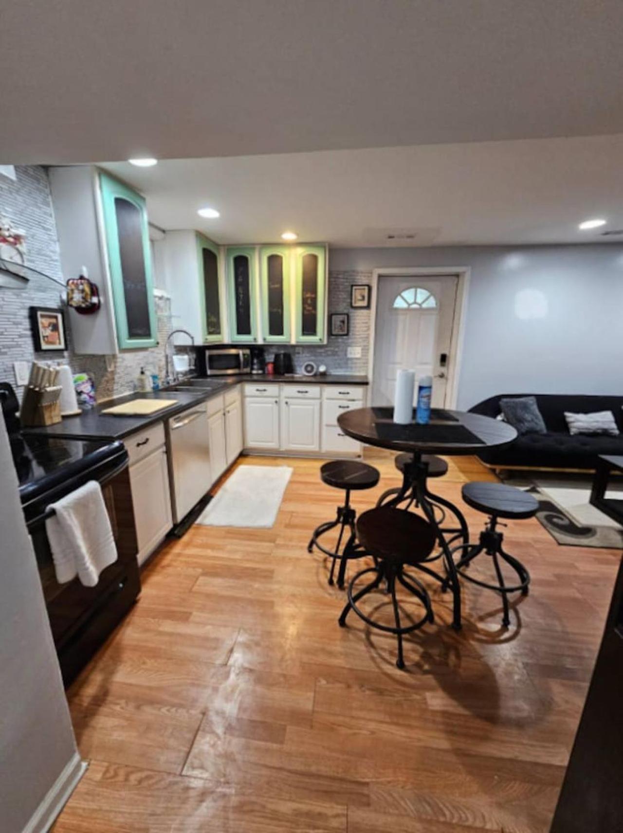 Private Entrance Full Kitchen 2 Bedroom Apartment Fredericksburg Bagian luar foto